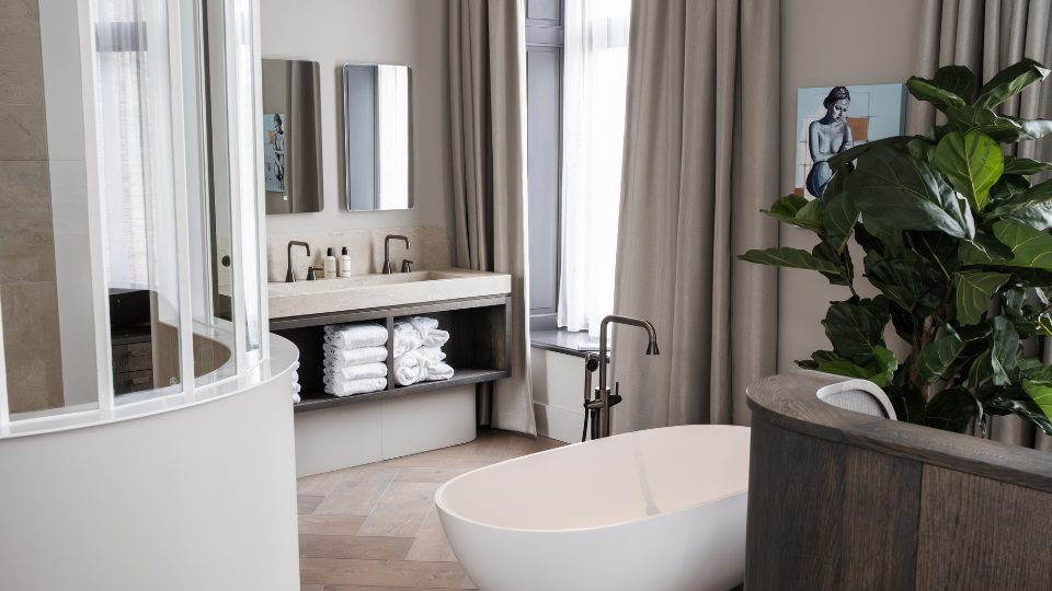 Vrijstaand ligbad en luxe wastafel