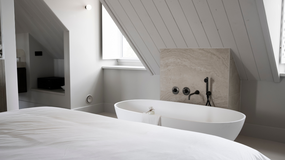 Vrijstaand bad in de wellness suite van Hotel Abdij Dokkum
