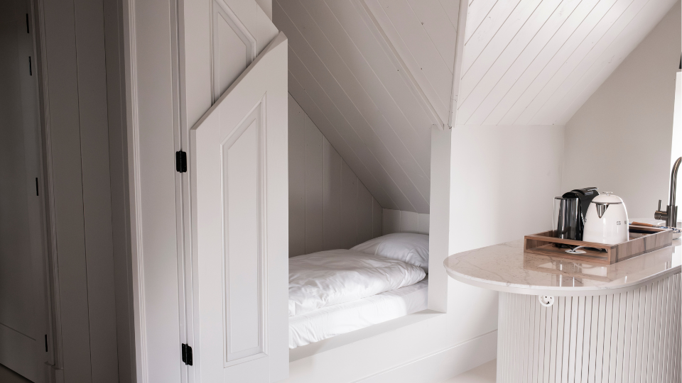 Heerlijke bedstede in de wellness suite van Hotel Abdij Dokkum
